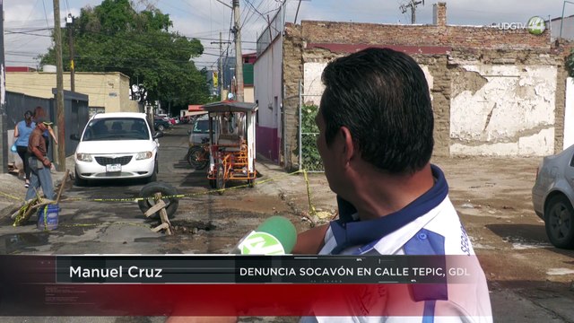 Otro socavón en la ciudad; vecinos cierran la calle y denuncian omisión del SIAPA