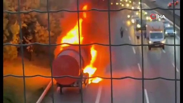 TEM’de seyir halindeki çöp kamyonu alev alev yandı