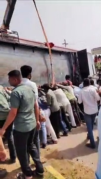 बालेसर में भीषण सड़क हादसा, डिवाइडर से टकराई बस...