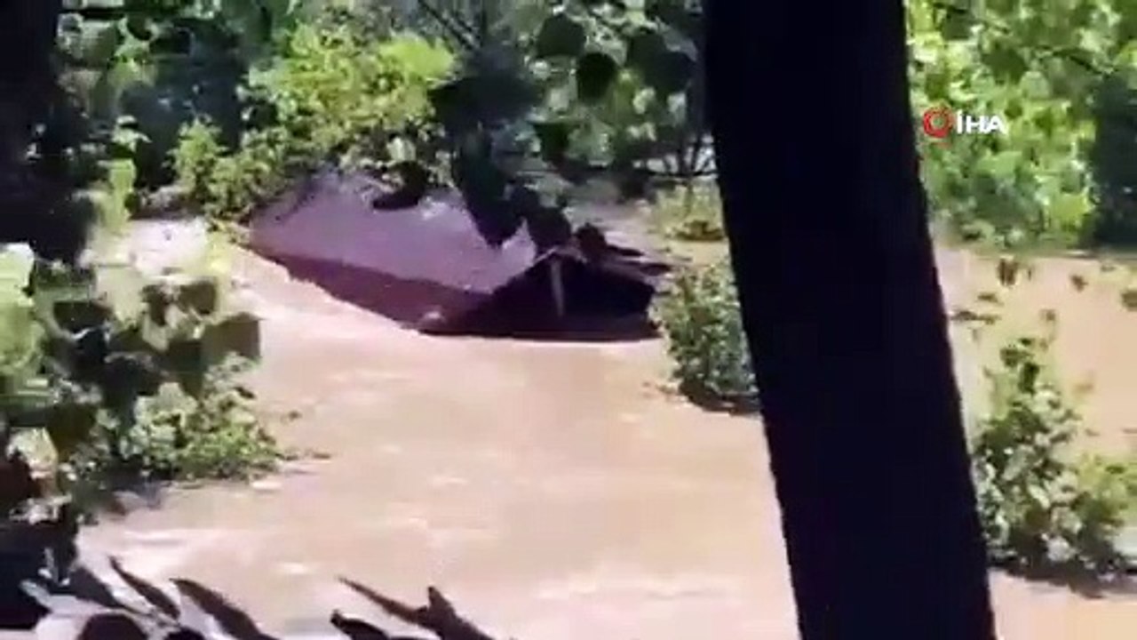 Selde sürüklenen yapı sulara gömüldü