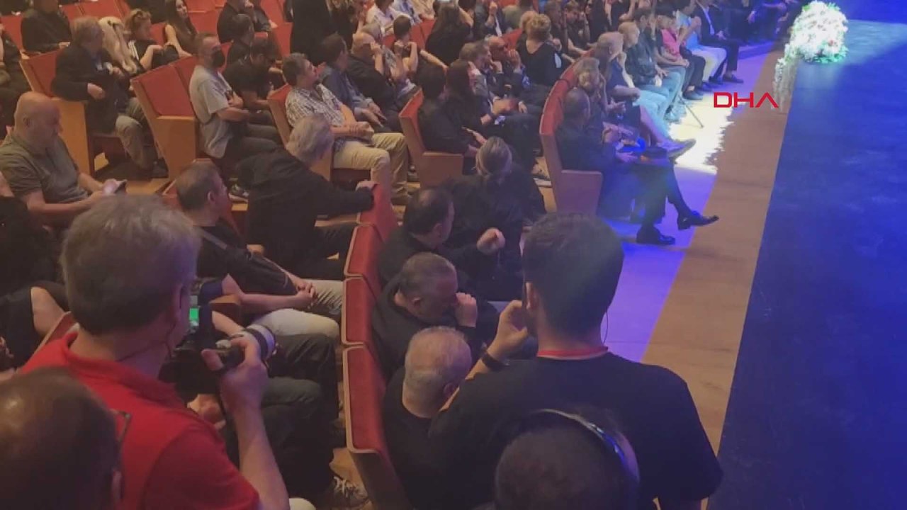 Özkan Uğur'un cenaze töreninde Cem Yılmaz gözyaşlarını tutamadı