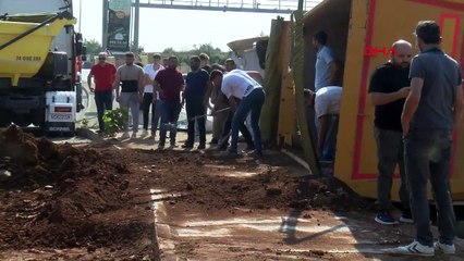 Tuzla'da Hafriyat Kamyonu Devrildi