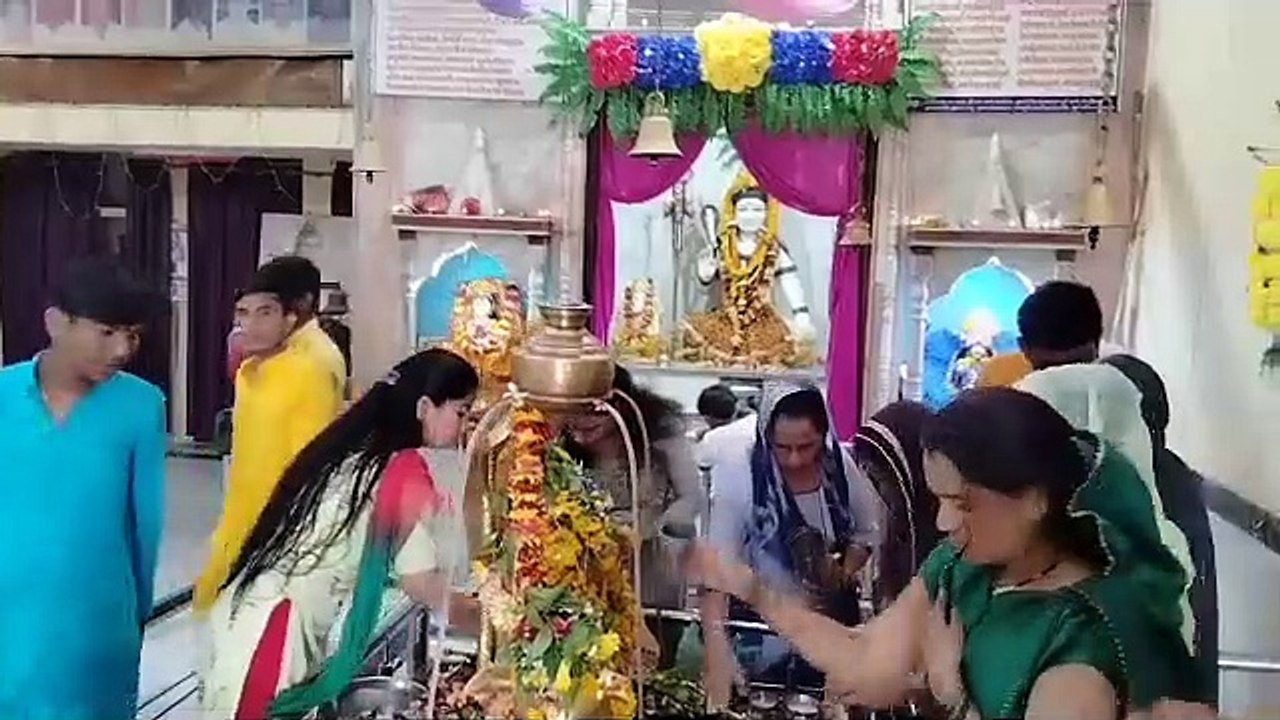 भगवान के दर्शन, पूजन के लिए सुबह छह बजे से ही लोग पहुंचने लगे थे।