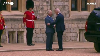 Londra, Biden tocca il braccio di Carlo. L'imbarazzo del re