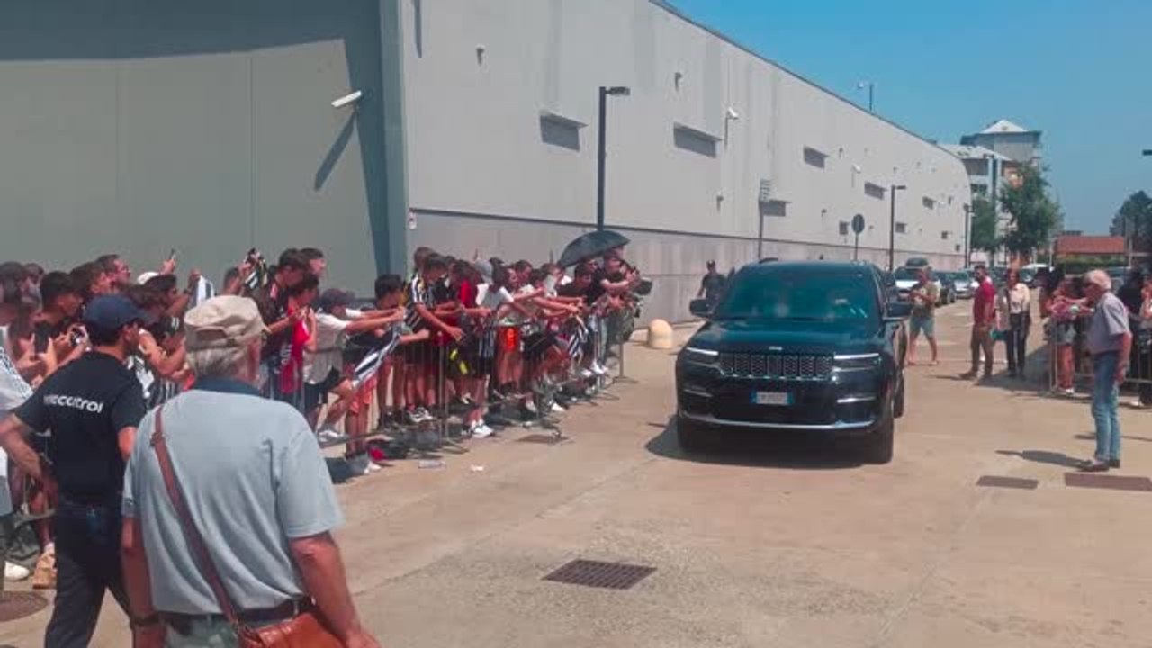 Juventus-Fans begrüßen Spieler zum Trainingsauftakt