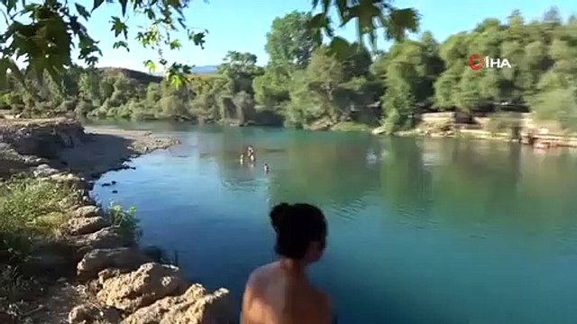 Bürger, die in Antalya von der Hitze überwältigt wurden, gingen das Risiko ihres Todes ein und kühlten sich im Fluss ab.