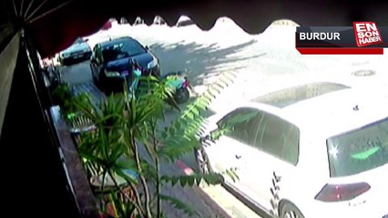 Kaza yapan otomobillerin altında kalmaktan son anda böyle kurtuldu