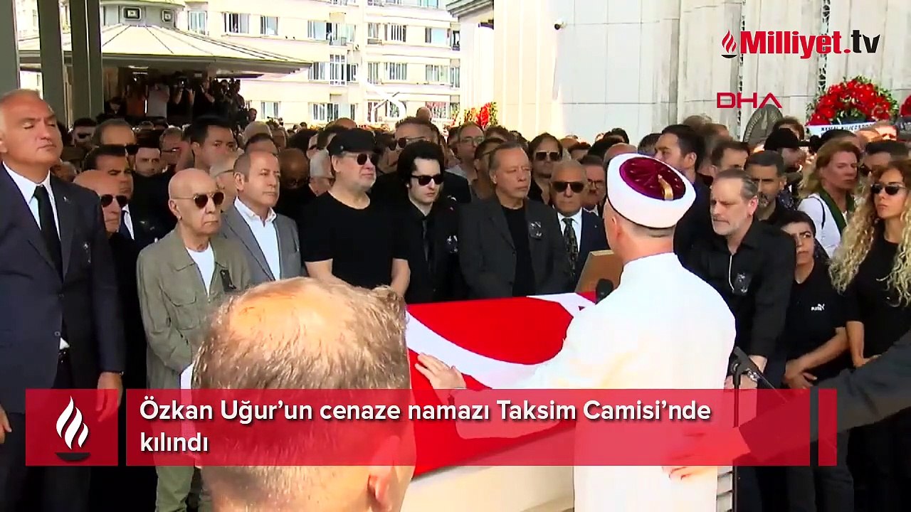 Sanatçı Özkan Uğur için Taksim Camii'nde cenaze namazı kılındı