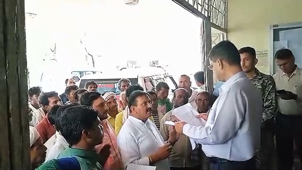 वन विभाग की अफसरों की मनमानी के विरोध में उतरे आदिवासी