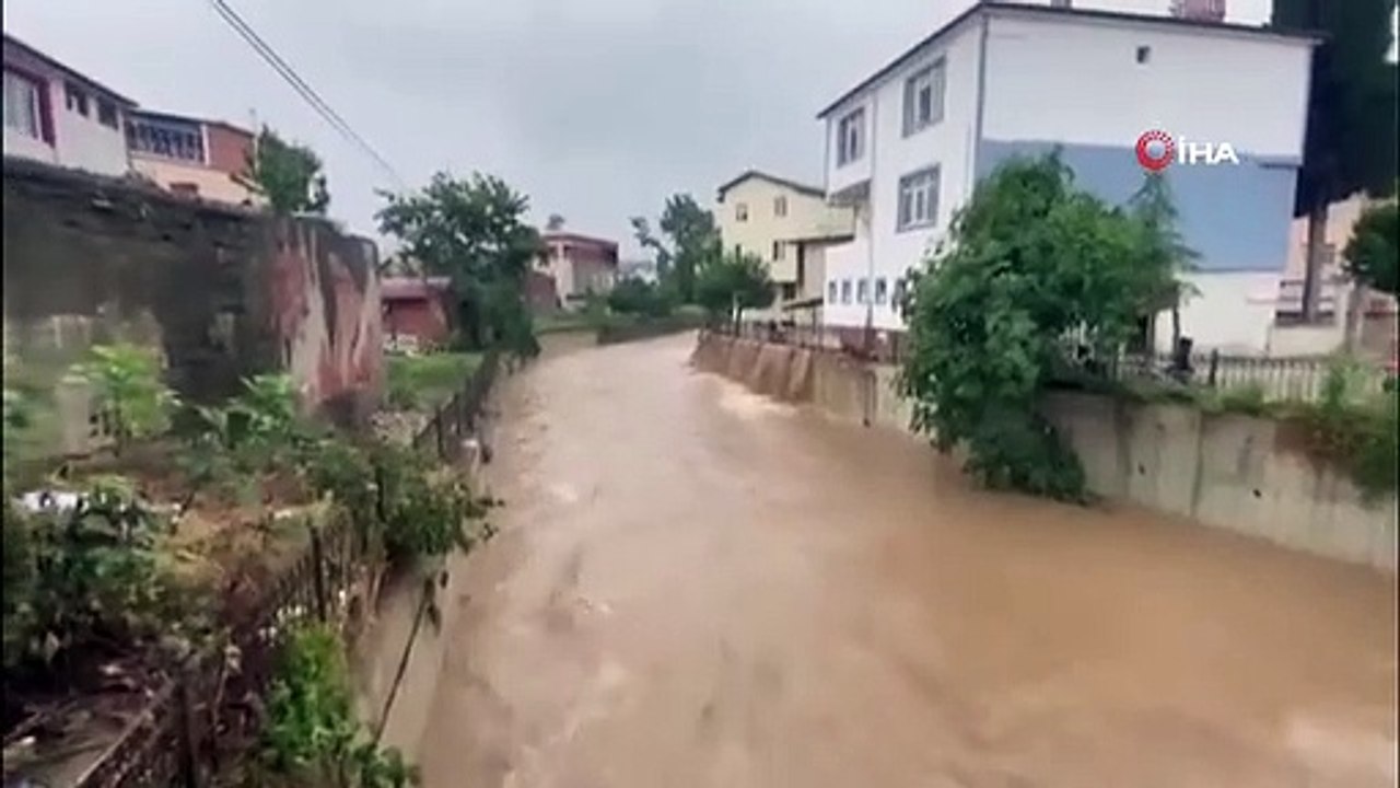 Am 19. Mai trat der Bach über die Ufer, die Moschee und die Häuser wurden überschwemmt.