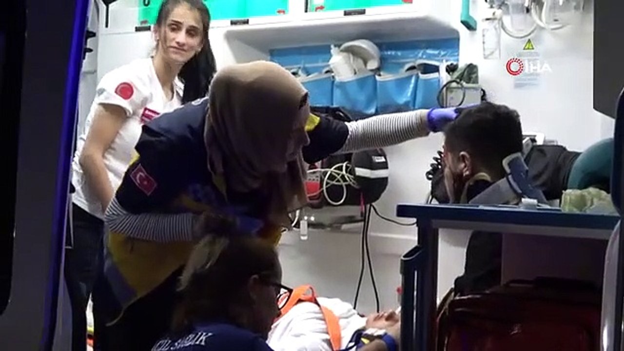 Das Fahrzeug, das gegen die Leitplanken prallte, überschlug sich und driftete: 2 Verletzte