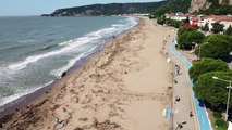 Der mit einer blauen Flagge gekennzeichnete Strand in Bartin ist mit Überschwemmungsrückständen gefüllt