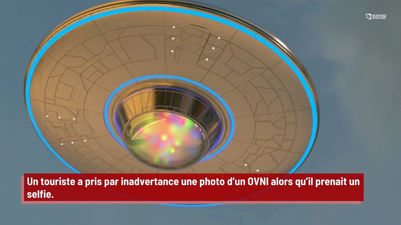 Alors qu’il prenait un selfie, il prend en photo un OVNI !