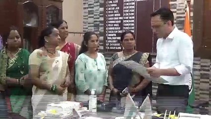 कलेक्टर ने मितानिनों के प्रतिनिधि मण्डल को सौंपे स्वीकृति आदेश