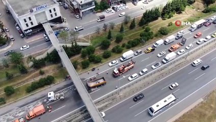 Baggerlastwagen mit Kipper blieb auf Überführung stecken, Fahrer mussten lange warten