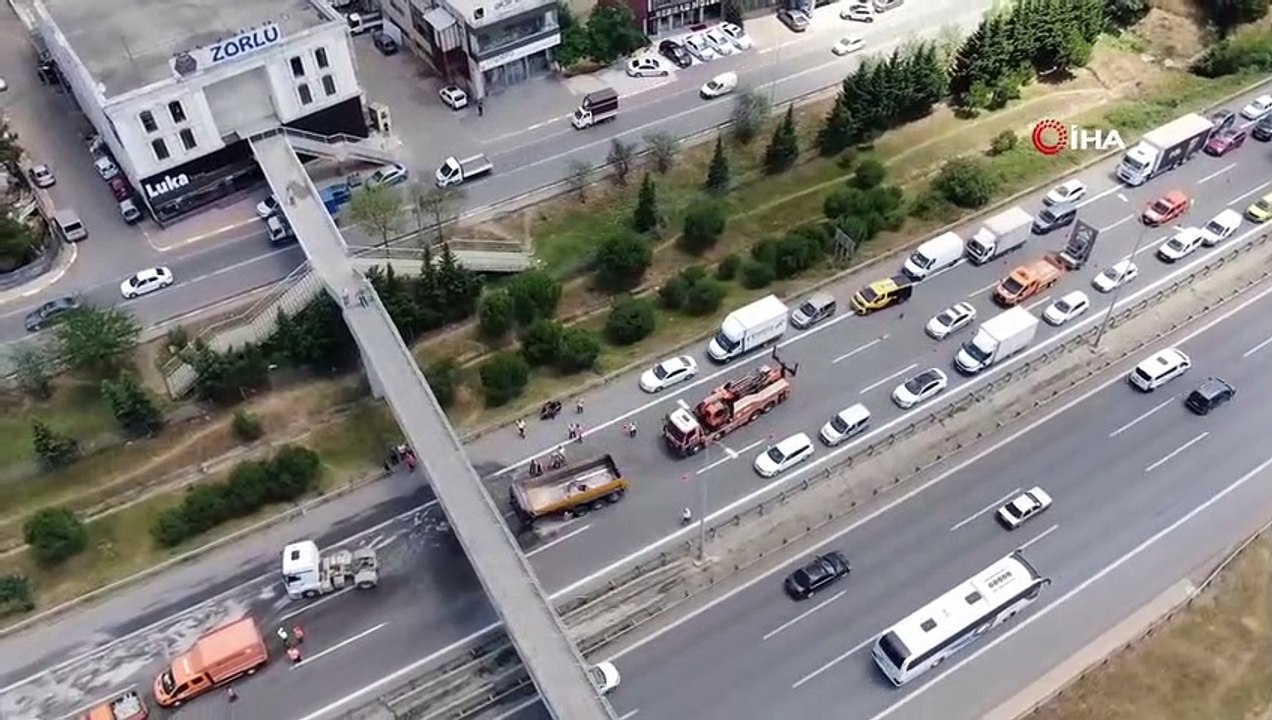 Baggerlastwagen mit Kipper blieb auf Überführung stecken, Fahrer mussten lange warten
