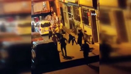 Moments d'horreur à Fatih devant la caméra：Attaqué la maison du voisin avec une hache