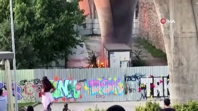 Schreckliche Momente unter der U-Bahn-Brücke „Goldenes Horn“: Das Feuer brach aus, als der Transformator explodierte