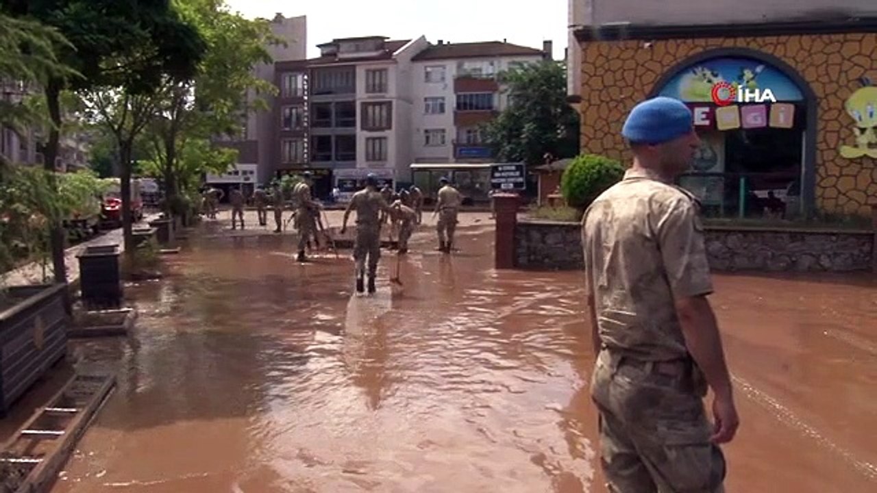 Die Kommandos krempelten ihre Ärmel hoch, um im von der Überschwemmung heimgesuchten Bartın zu säubern