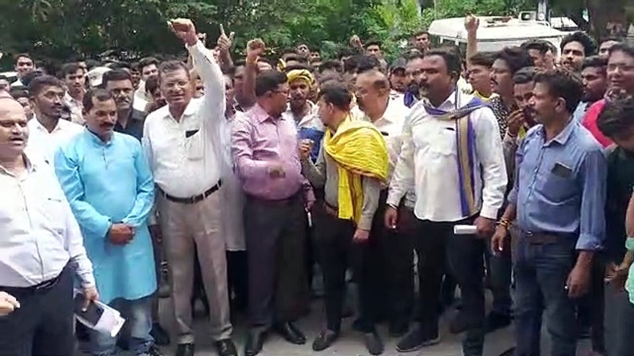 Video: इंदौर पुलिस कमिश्नर ऑफिस पर आदिवासी समाज...