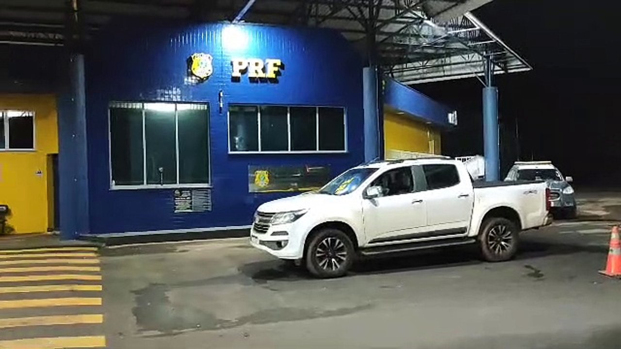 PRF e Exército recuperam caminhonete e apreendem menor em Guaíra