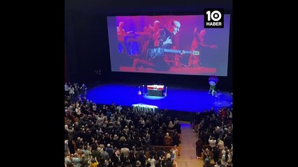 Halk, sanatçısını uğurladı: Sevenin var bak ne güzel!