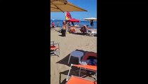 Cinghiali in spiaggia tra gli ombrelloni: panico in Feniglia
