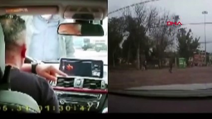 Un conducteur de voiture traîne Motocourt sur le capot