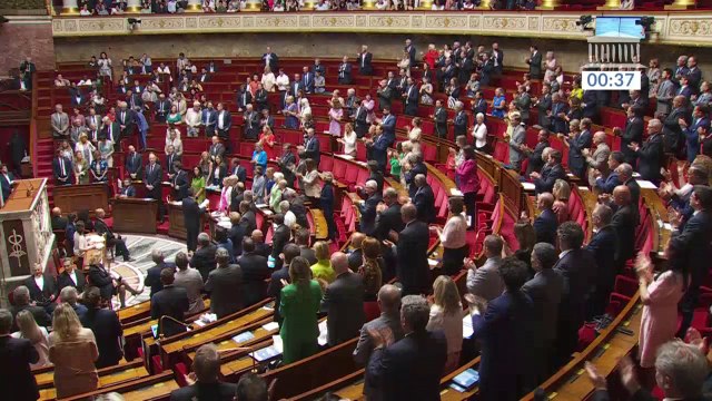 Gérald Darmanin fait applaudir à l'Assemblée nationale les policiers morts en service