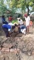 जनता की पीड़ा भूले जनप्रतिनिधि तो ग्रामीणों ने उठाया सड़क निर्माण का बीड़ा