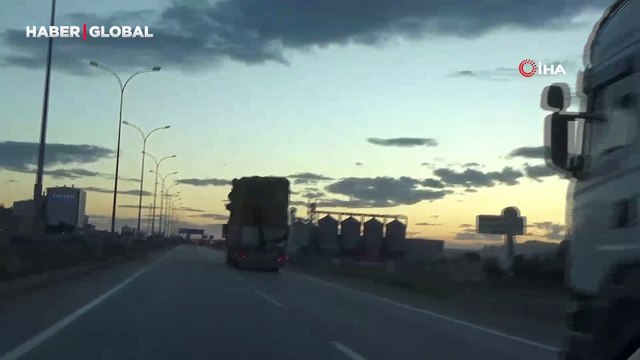 Saman balyası yüklü kamyonların trafikte tehlikeli yolculuğu pes dedirtti