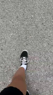 Voiture éclaboussée de peinture vert vif dans un parking