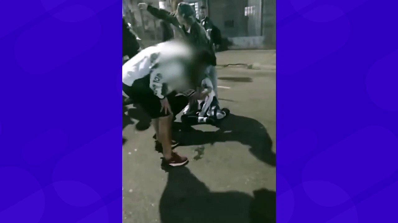 Veja vídeo do momento em que palmeirense cai após garrafa de vidro ser arremessada