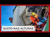 Pintor é resgatado por bombeiros após ficar pendurado no alto de prédio em MG