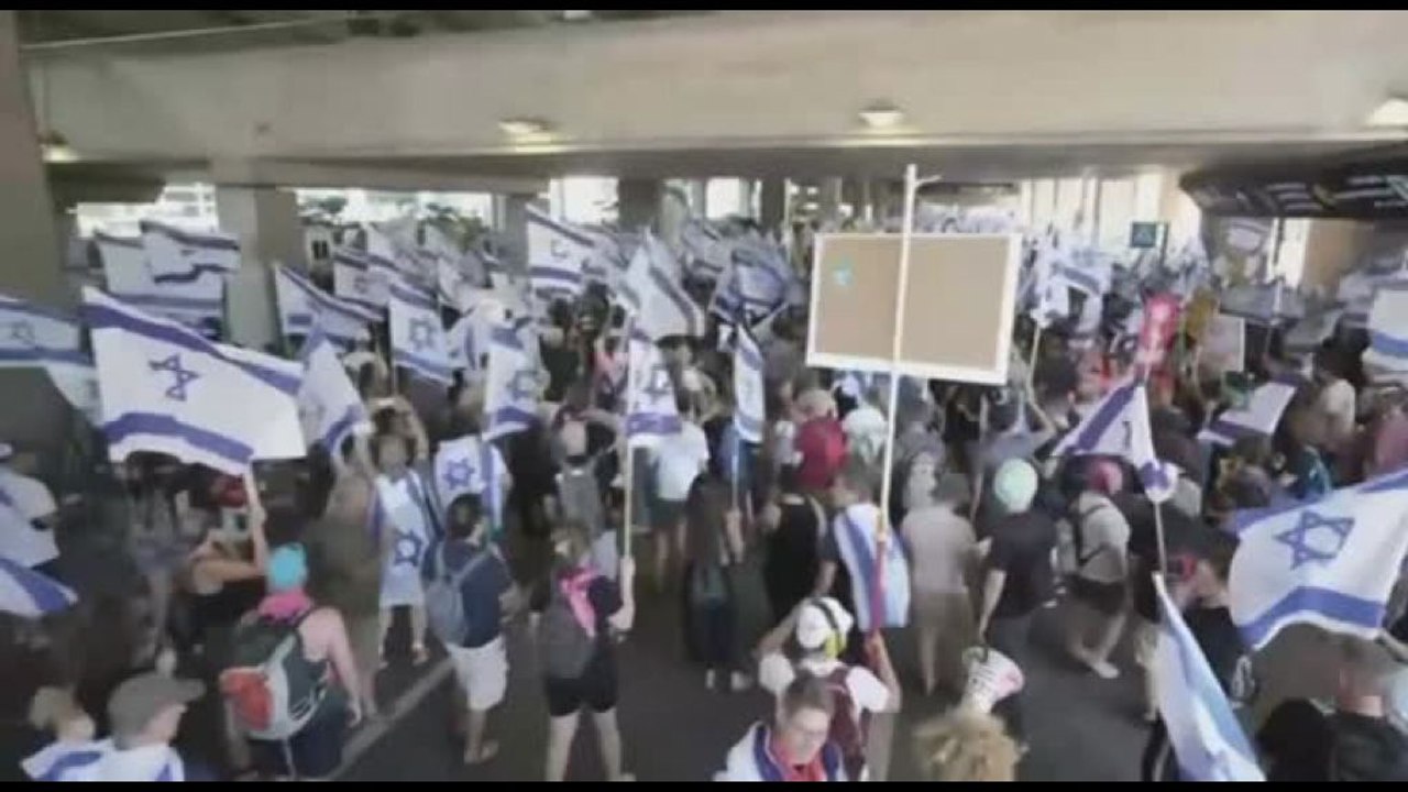 Israele: manifestanti in corteo a Tel Aviv nell...