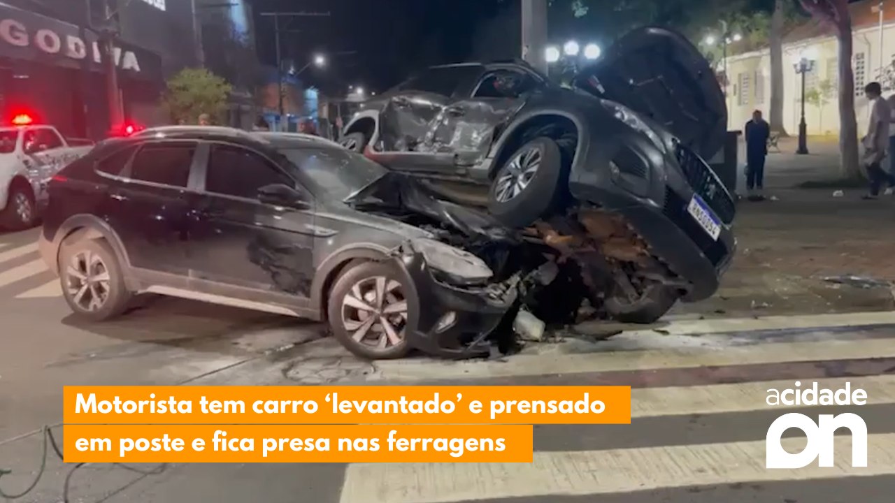 Motorista tem carro ‘levantado’ e prensado em poste e fica presa nas ferragens