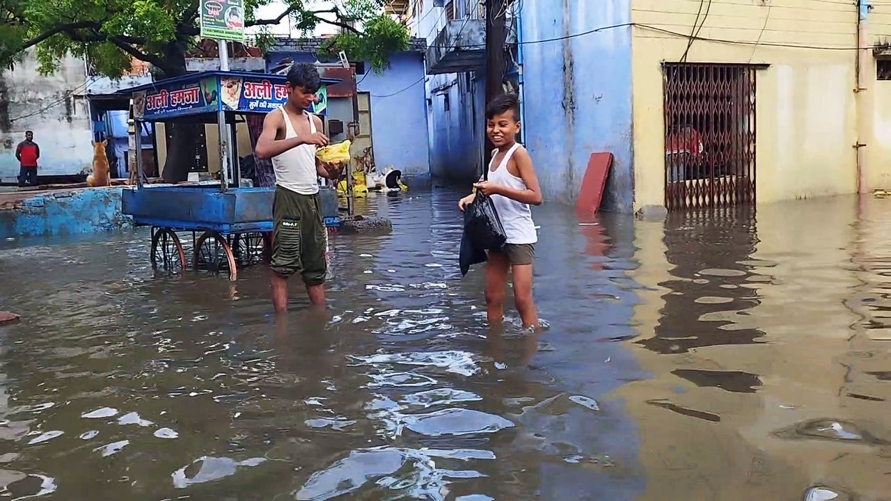 शहर में तडक़े हुई झमाझम, सडक़ें बनी दरिया, धौलप...