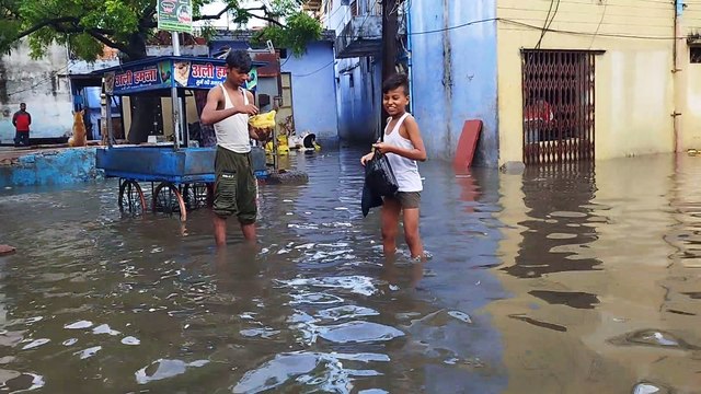 शहर में तडक़े हुई झमाझम, सडक़ें बनी दरिया, धौलपुर में 87 एमएम बरसात रिकॉर्ड.....देखें वीडियो