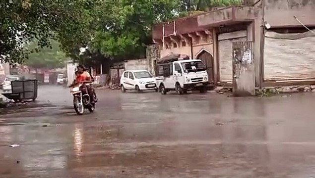 तेज हवाओं के साथ बौछारें