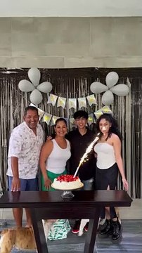 Un bouledogue interrompt une photo de famille en renversant un gâteau