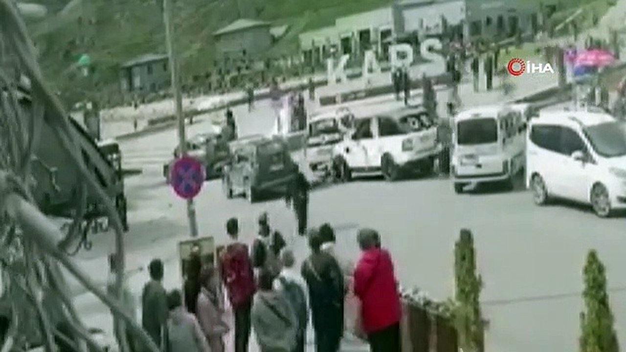 Bisikletiyle rampa aşağı inen çocuk seyir halindeki araca böyle çarptı