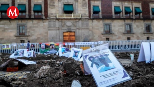 Protestan familiares de desaparecidos frente a Palacio Nacional, en CdMx