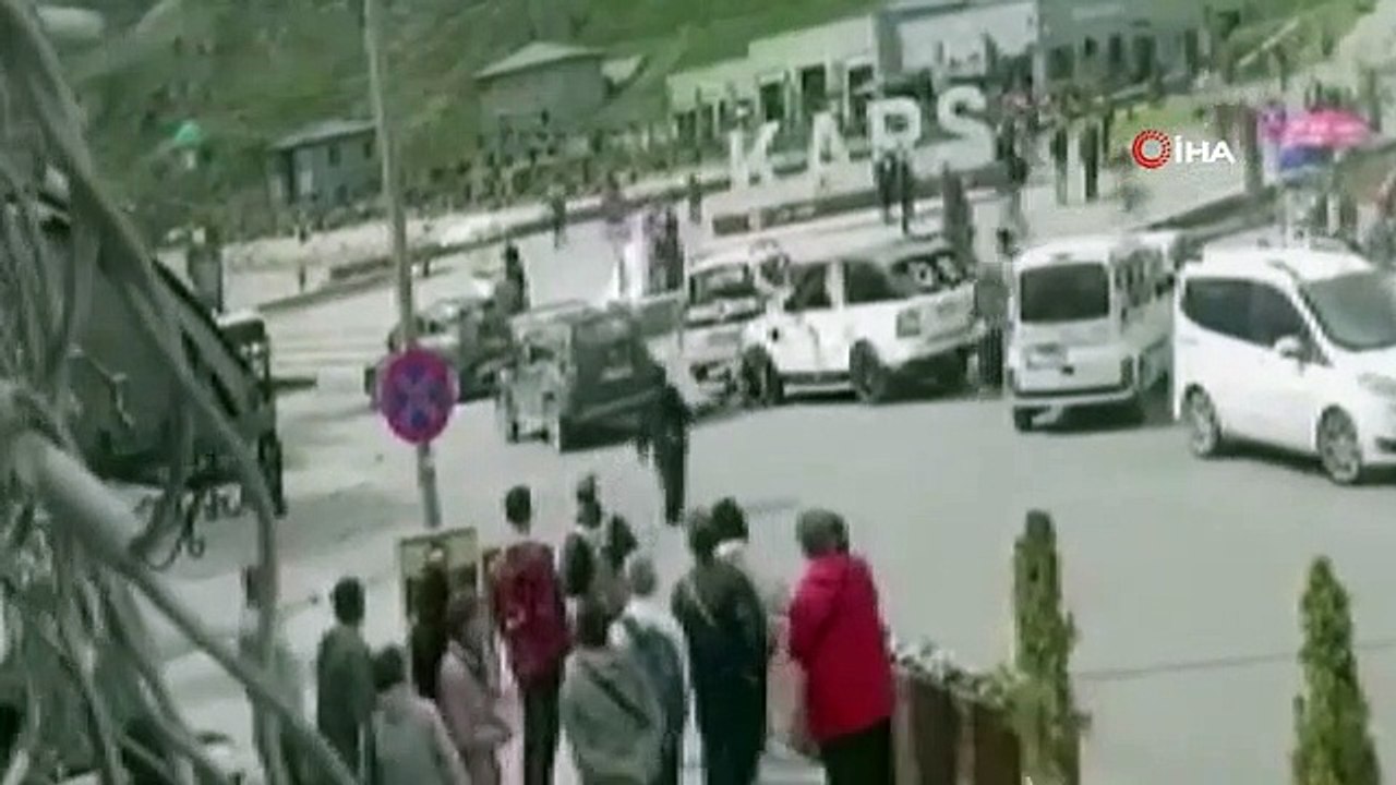 Voici comment le garçon qui a descendu la rampe avec son vélo a percuté la voiture en mouvement