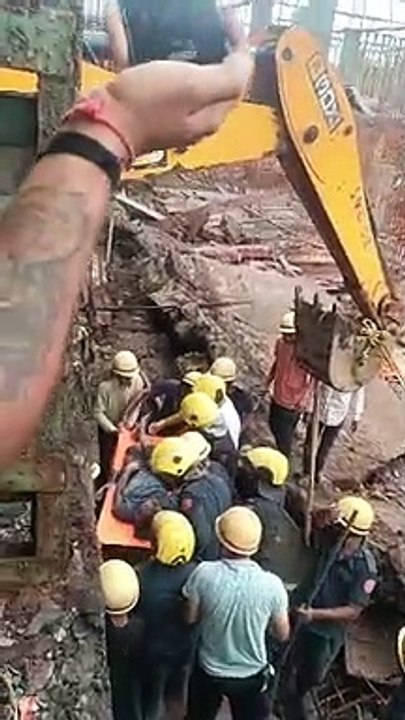 SURAT VIDEO/ दीवार गिरने से चार श्रमिक मलबे में दबे, एक की मौत