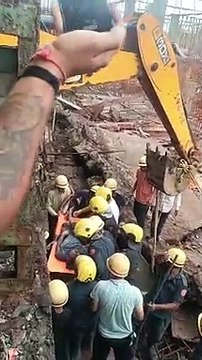 SURAT VIDEO/ दीवार गिरने से चार श्रमिक मलबे में दबे, एक की मौत