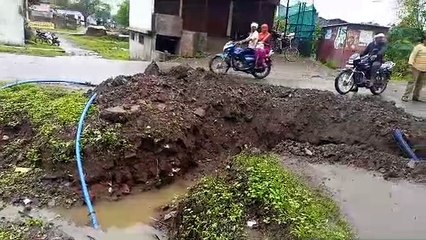 पाइप लाइन बिछाने खोद दी सडक़,गड्ढें भी नहीं भरे