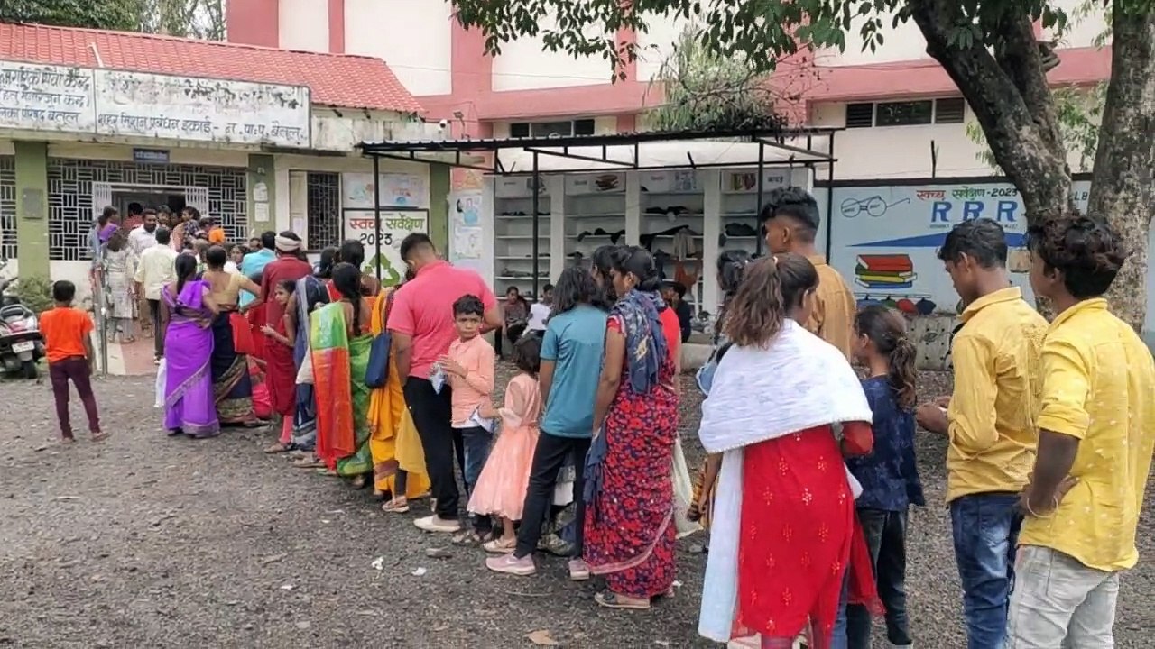 आधार का टेंशन, सुबह से लगाना पड़ती हैं लाइन