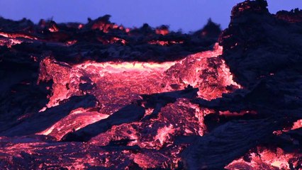 Visitantes aproveitam vista deslumbrante de erupção na Islândia