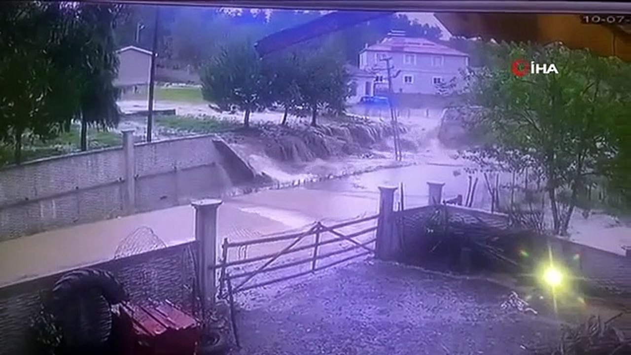 Le mur de soutènement de l'école n'a pas pu résister à l'inondation： Le moment de l'effondrement du mur est filmé