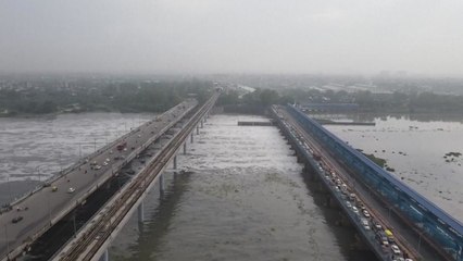 인도 뉴델리 야무나강 '위험수위' 넘어...주민 안전 위협 / YTN